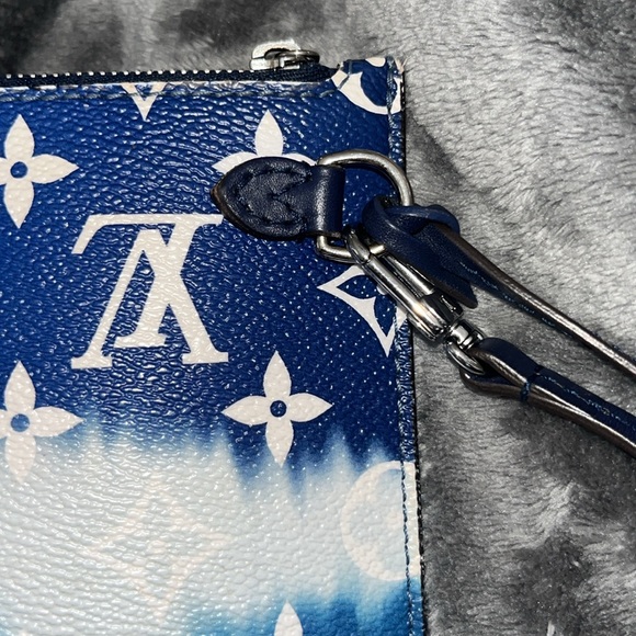 💙🤍🩵 AUTHENTIC LOUIS VUITTON BLUE & WHITE ESCALE WRISTLET- GORGEOUS🩵🤍💙 - Picture 8 of 13